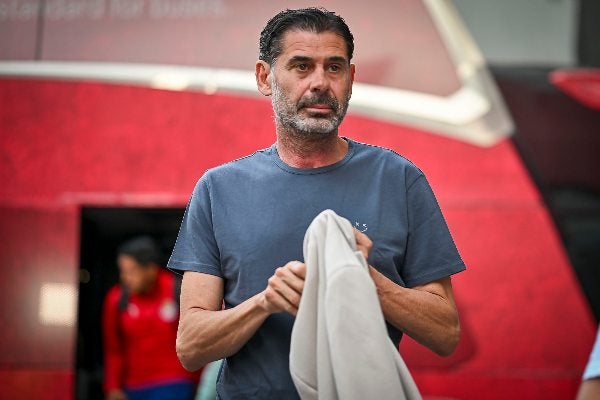 Fernando Hierro previo a un partido de Chivas