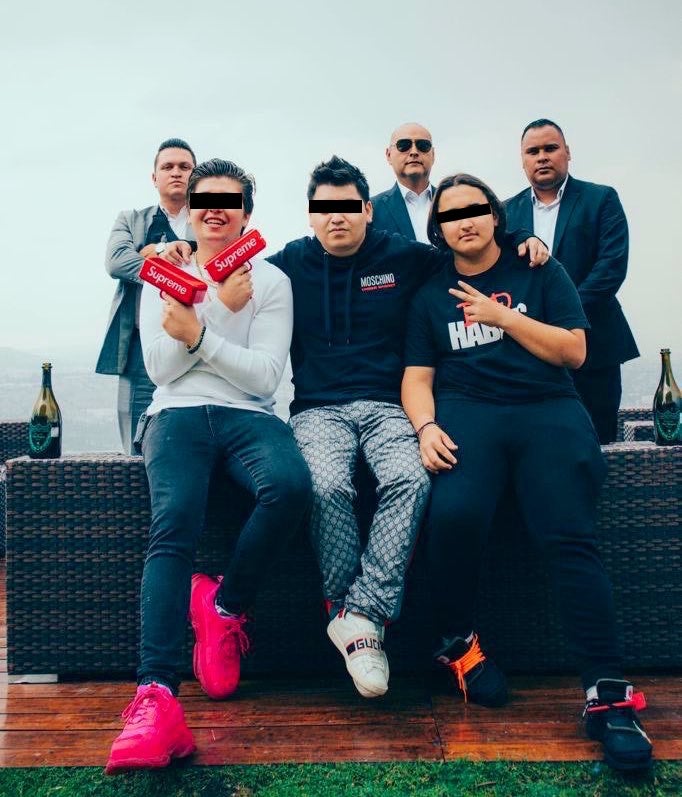 Los jóvenes se reunieron en la casa del influencer.