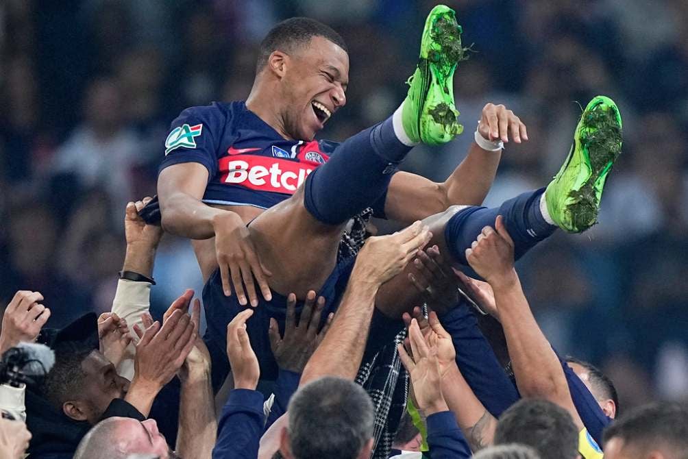 Mbappé en celebración tras ganar la liga con PSG