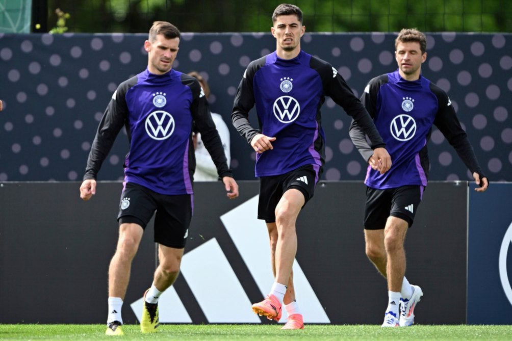 Pascal Groß, Kai Havertz y Thomas Müller en la práctica