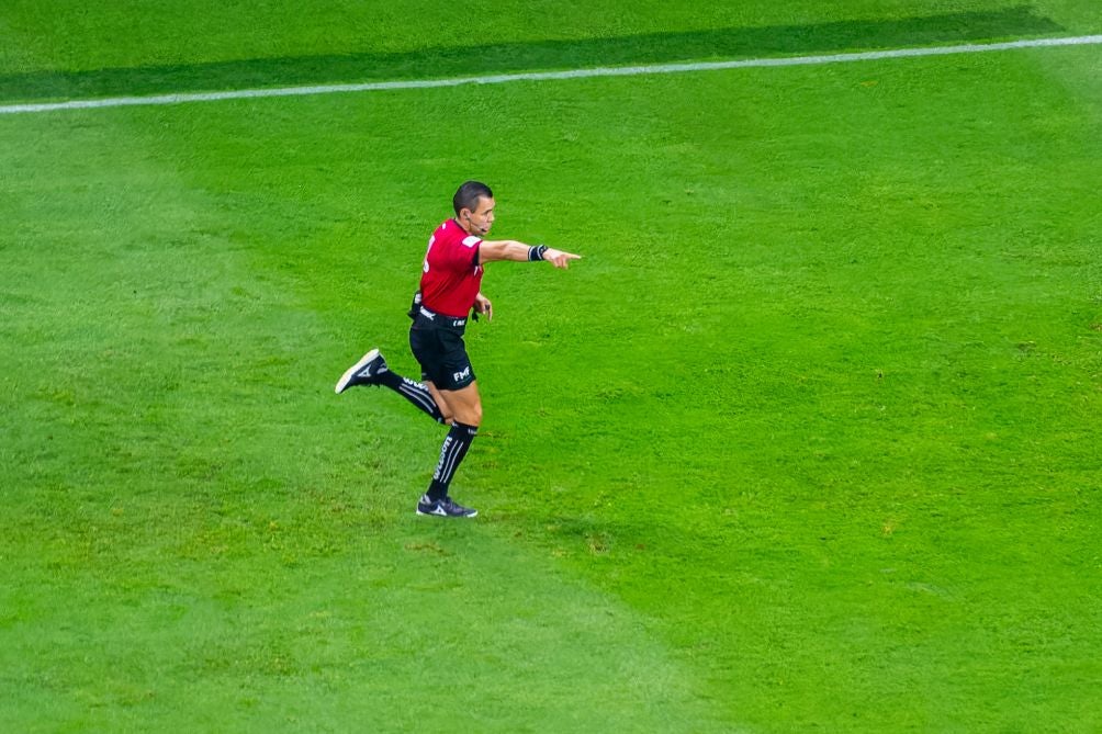 Ortiz al momento de señalar el penal contra Cruz Azul 