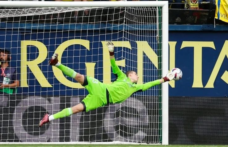 Lunin realiza una atajada