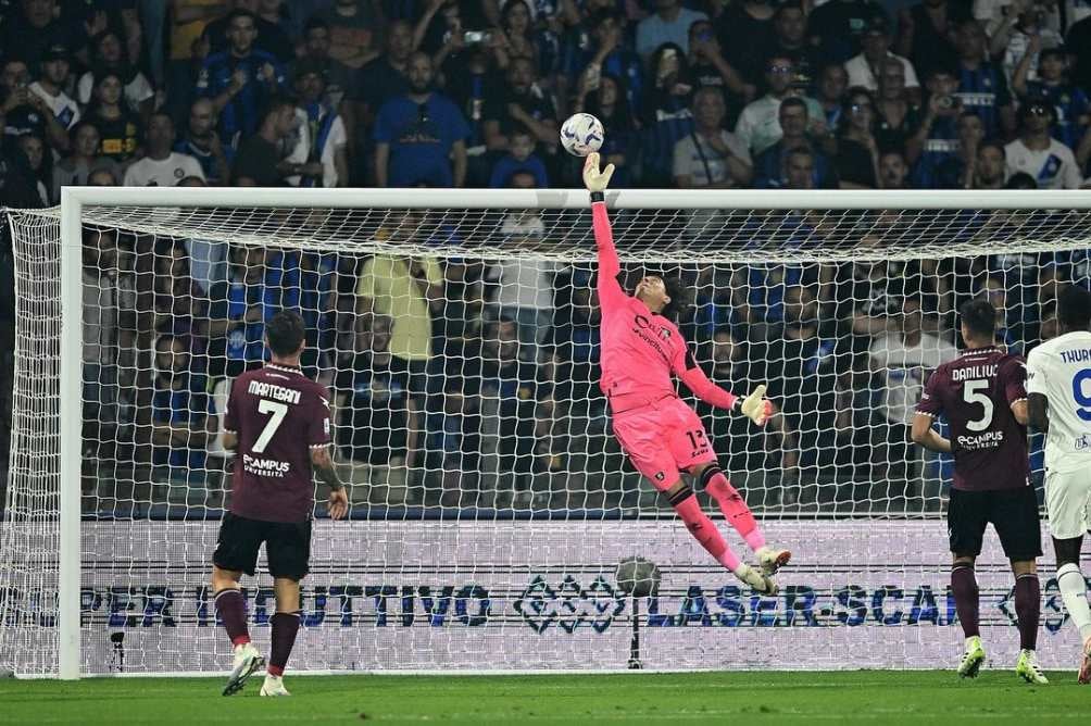 Ochoa en partido con Salernitana 