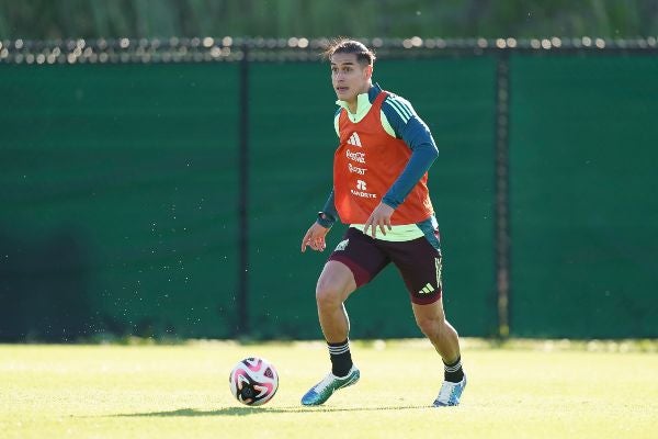 Alexis Peña en el entrenamiento de México previo al juego contra Bolivia