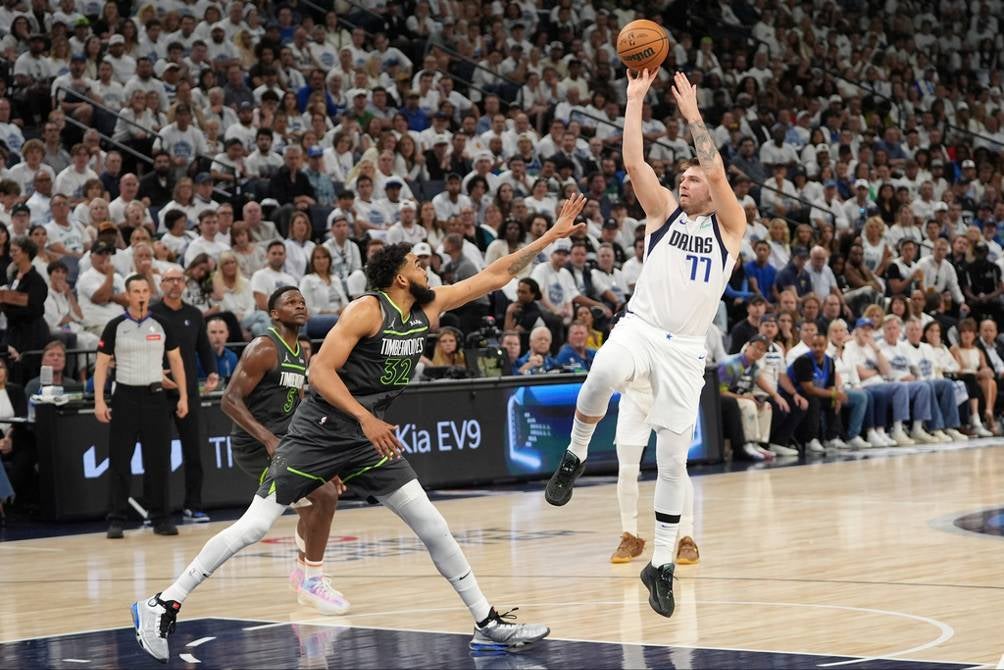 Luka Doncic anotó 20 puntos tan sólo en el primer periodo y terminó contribuyendo con 36