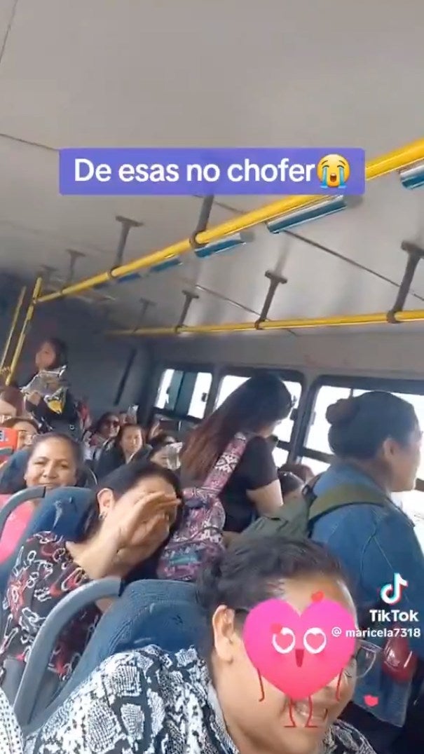 Las señoras traían buena fiesta que se unieron para armar el karaoke.