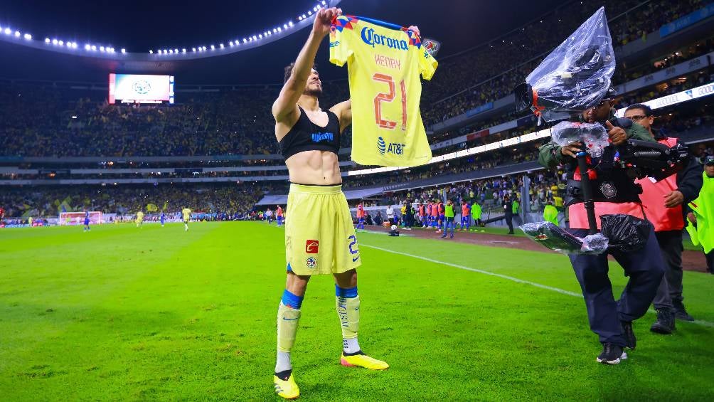 Henry Martín celebra un gol con América