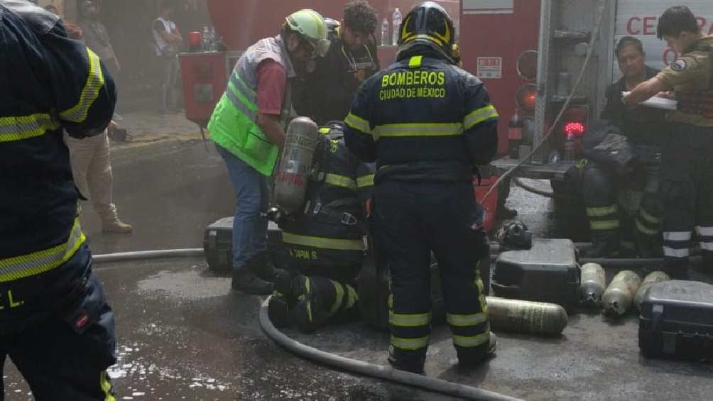 Varios bomberos resultaron intoxicados y un policía lesionado. 