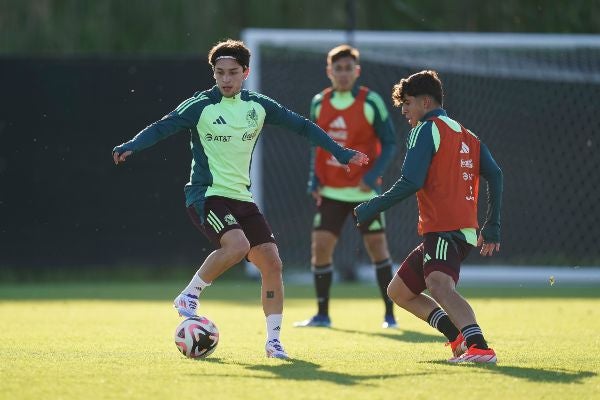 Jordan Carrillo en el entrenamiento de México previo al juego contra Bolivia