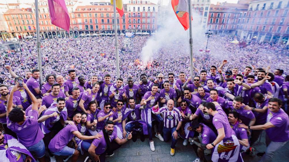 Afición del Real Valladolid celebrando el ascenso