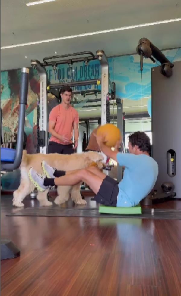 Checo en su entrenamiento con su mascota