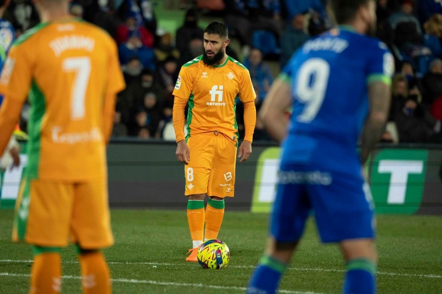 Nabil Fekir a punto de cobrar un tiro libre