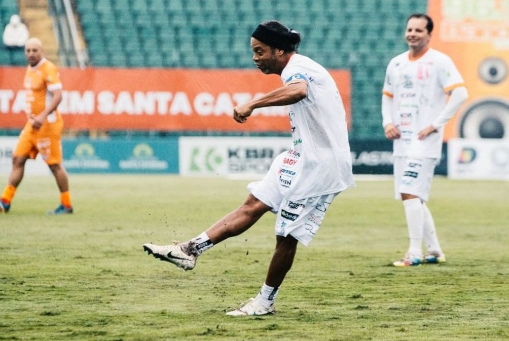 Ronaldinho jugará dos partidos con dos camisetas diferentes