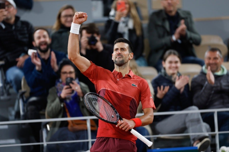 Novak Djokovic sigue en defensa de su título de Roland Garros