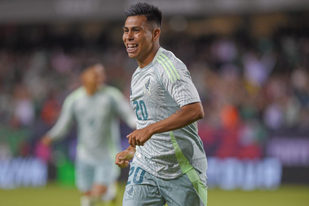 Efraín Álvarez en festejo de su gol