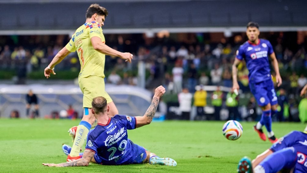 Momento en el que Rotondi comete el penal a favor de América