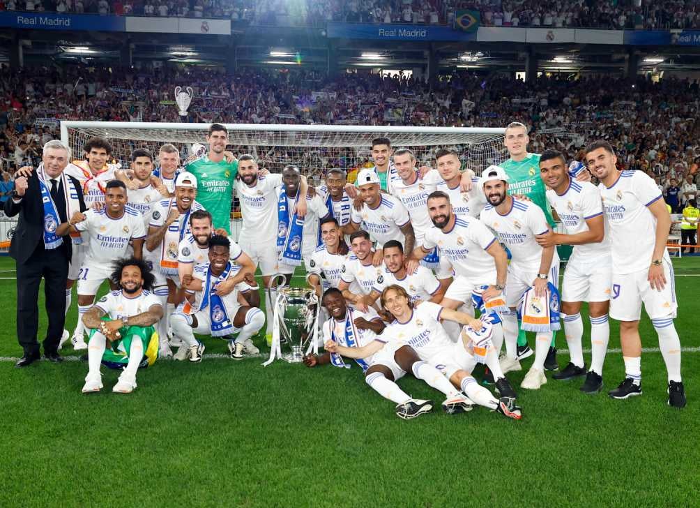 Real Madrid en festejo tras la obtención de la 14 en 2022