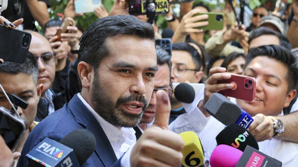 Jorge Álvarez Máynez fue recriminado por vecinos porque supuestamente no quería formarse. 