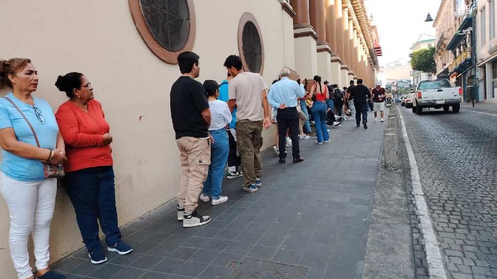 Desde las primeras horas de este domingo también hubo largas filas en varios estados. 