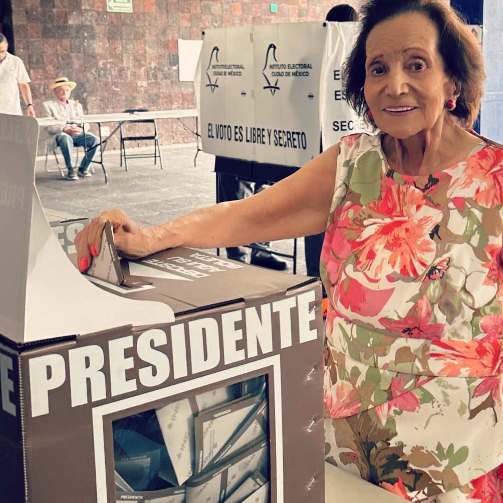 Martínez al momento de votar