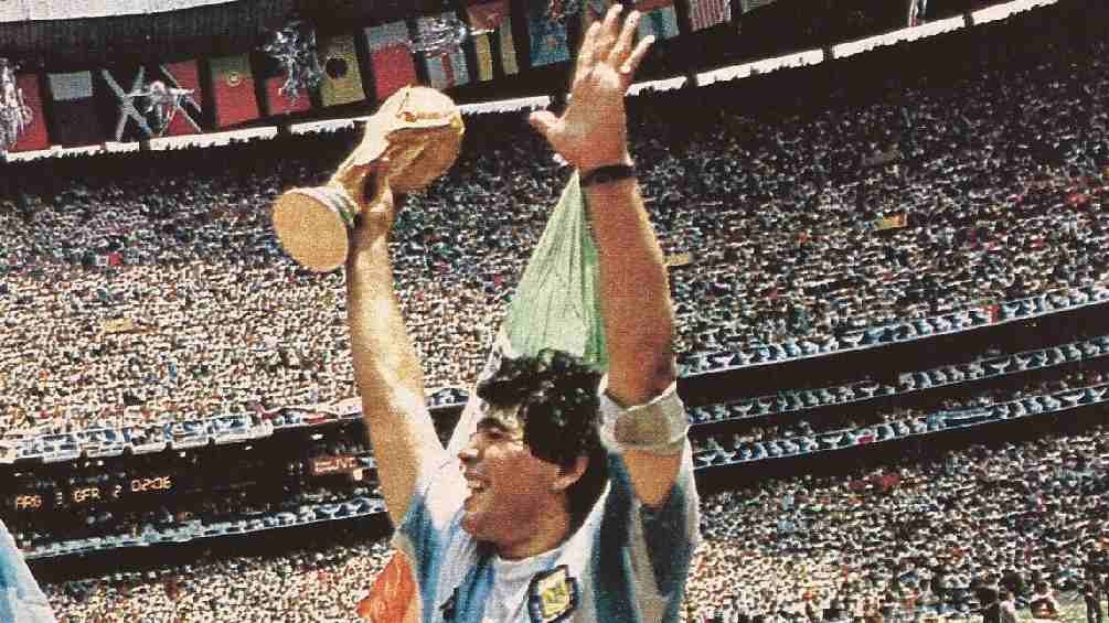 Maradona con la Copa del Mundo 