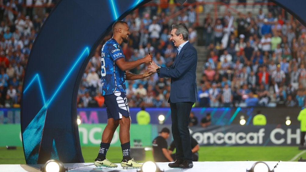 Rondón recibiendo sus reconocimientos