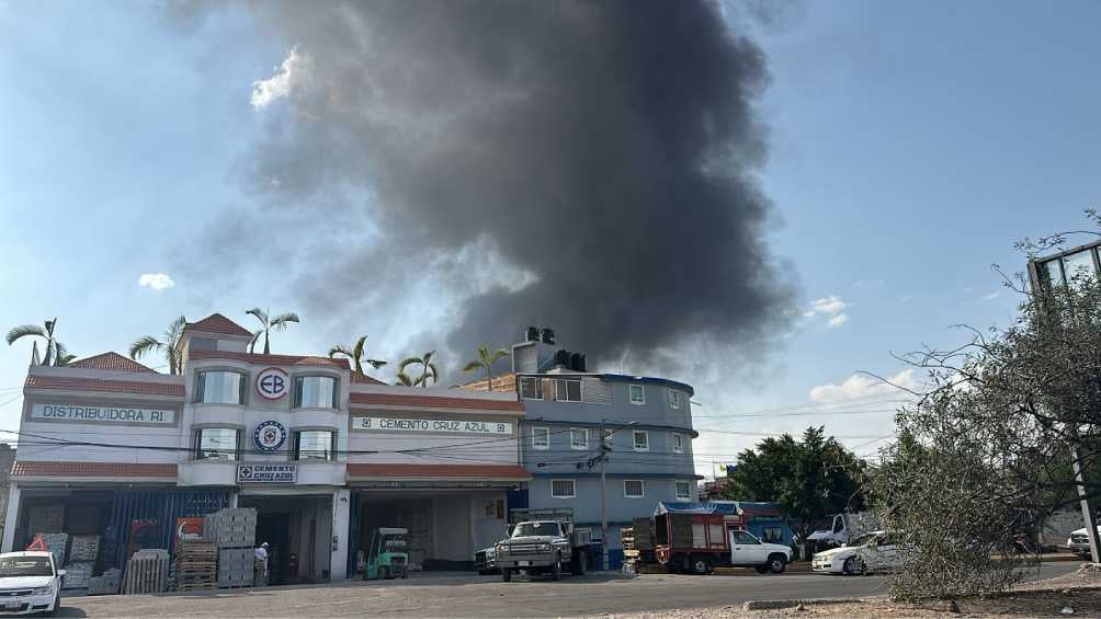 La columna de humo negro se puede ver desde varias zonas de la Zona Metropolitana. 