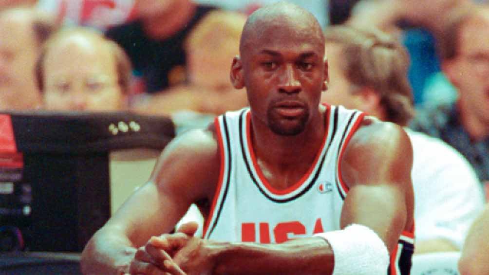 Subastan tarjeta de colección de Michael Jordan por precio récord