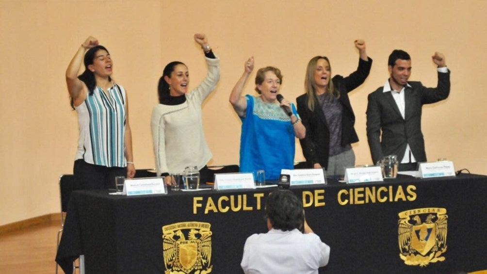 Claudia Sheinbaum cantando un goya en la UNAM