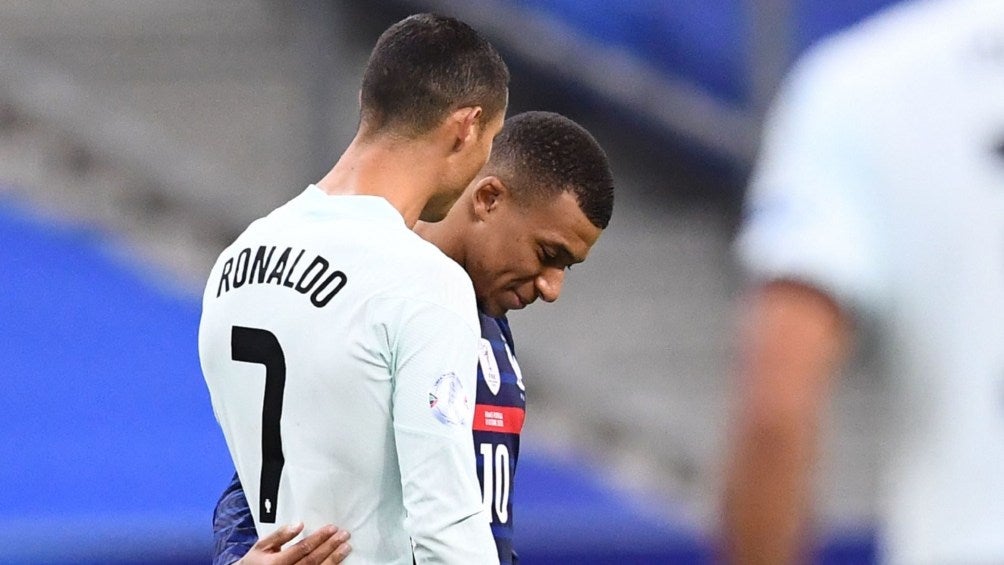 Ronaldo abrazando a Mbappé