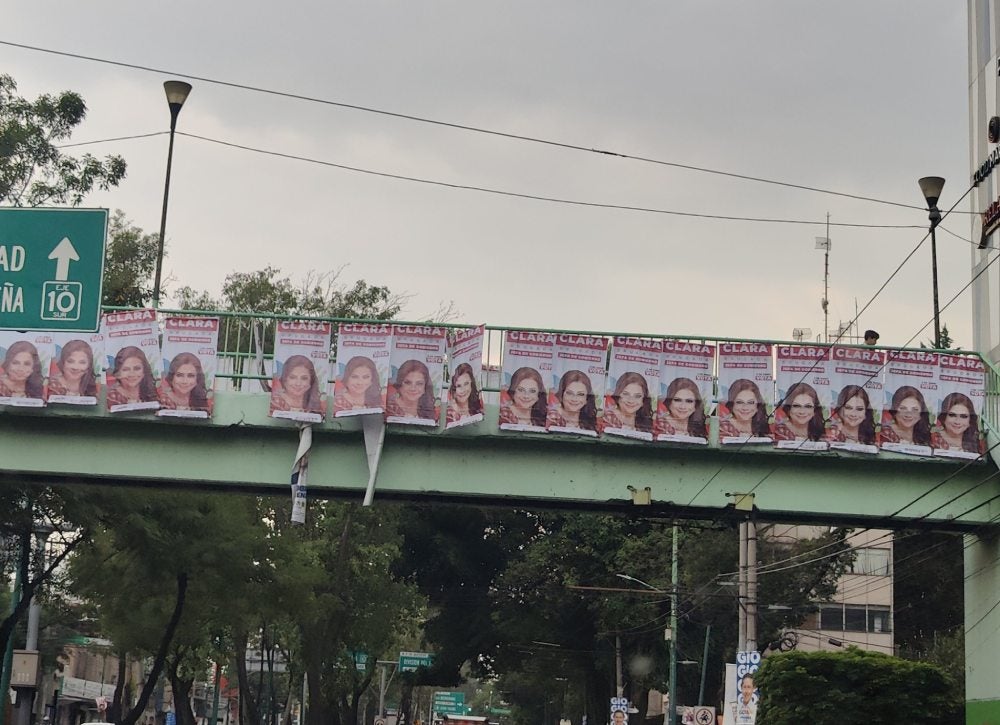 Desde hace tres meses la ciudad fue tapizada por este tipo de anuncios.