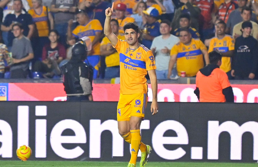 Ibáñez celebra gol con Tigres