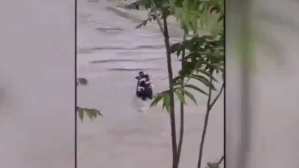 Los chicos desaparecieron cuando el agua se los 'tragó'. 