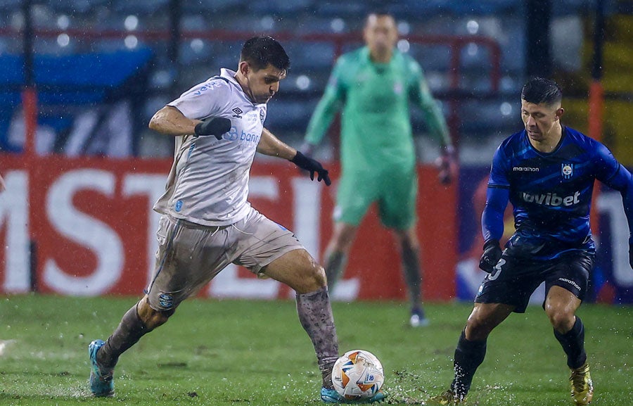 La lluvia complicó el trámite del juego