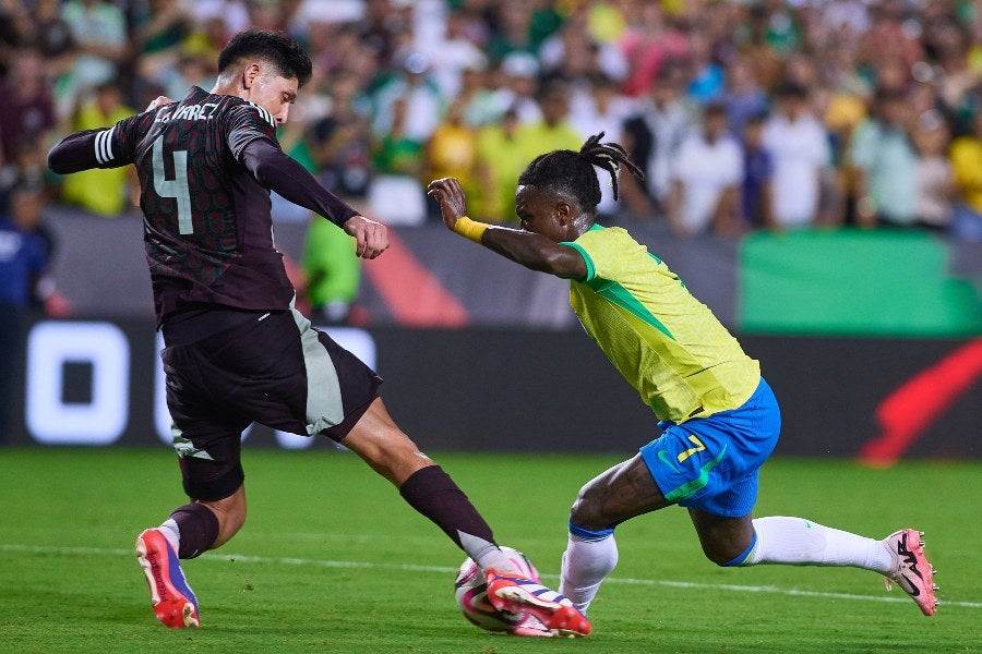 Vinicius Junior contra Edson Álvarez en el partido