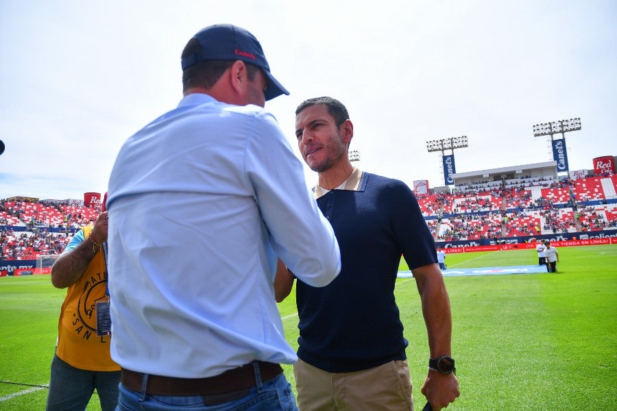 André Jardine y Jaime Lozano saludándose