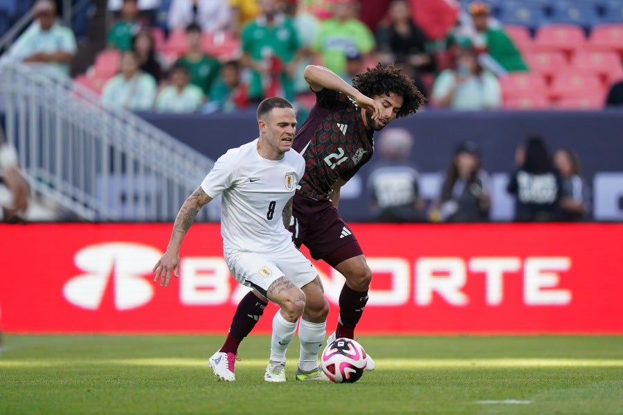 César Huerta en el amistoso ante Uruguay