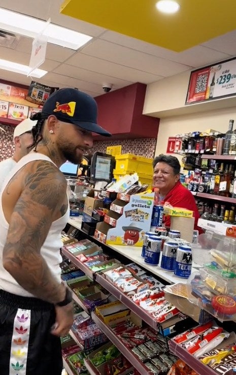 El cantante se quiso bajar el calor con unas cervezas.