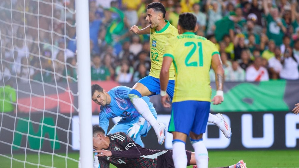 México vuelve a encajar tres goles tras los cuatro de Uruguay