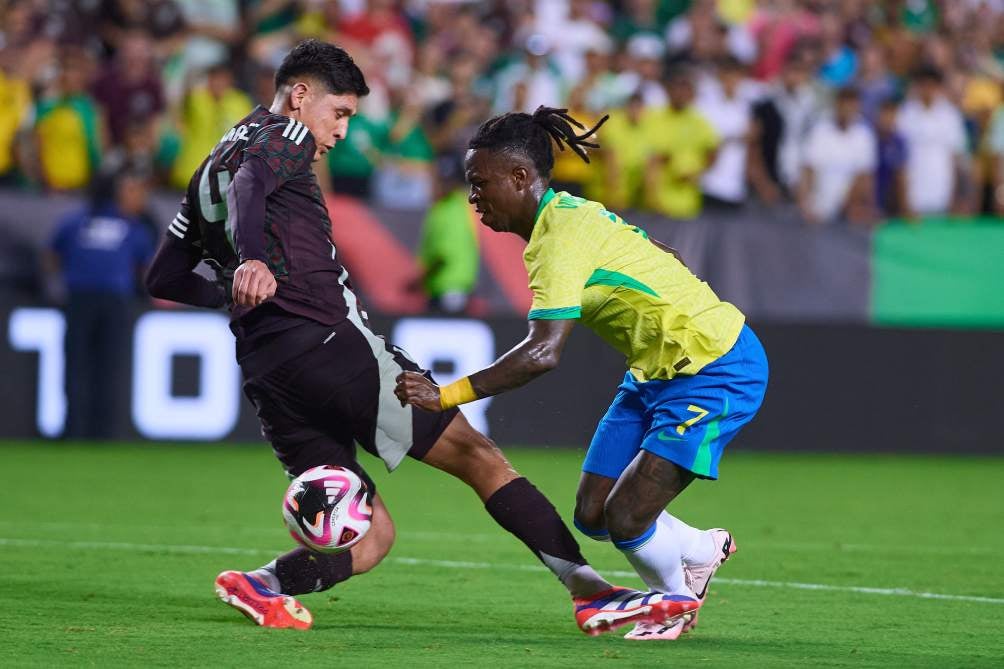 Vinicus y Edson durante el partido 