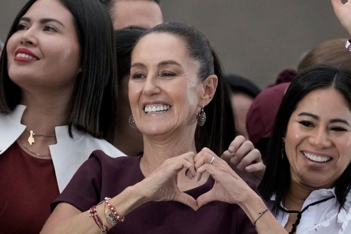 La candidata presidencial Claudia Sheinbaum hace un gesto de corazón durante su acto de cierre de campaña en el Zócalo de Ciudad de México