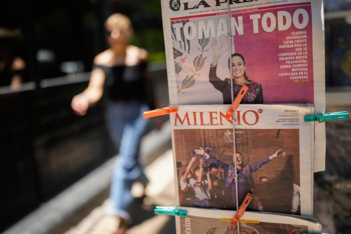 Los periódicos mexicanos muestran fotografías de la candidata presidencial Claudia Sheinbaum declarando su victoria en la Ciudad de México