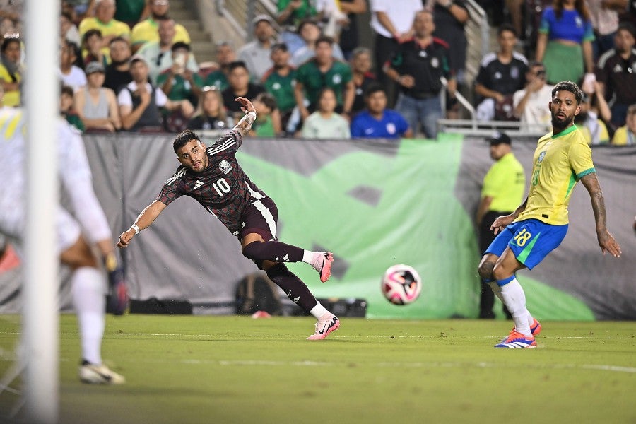 Alexis Vega en el duelo amistoso ante Brasil