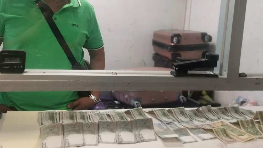 Pasajero recupera más de 35 mil pesos que había olvidado en el Aeropuerto Internacional de la Ciudad de México