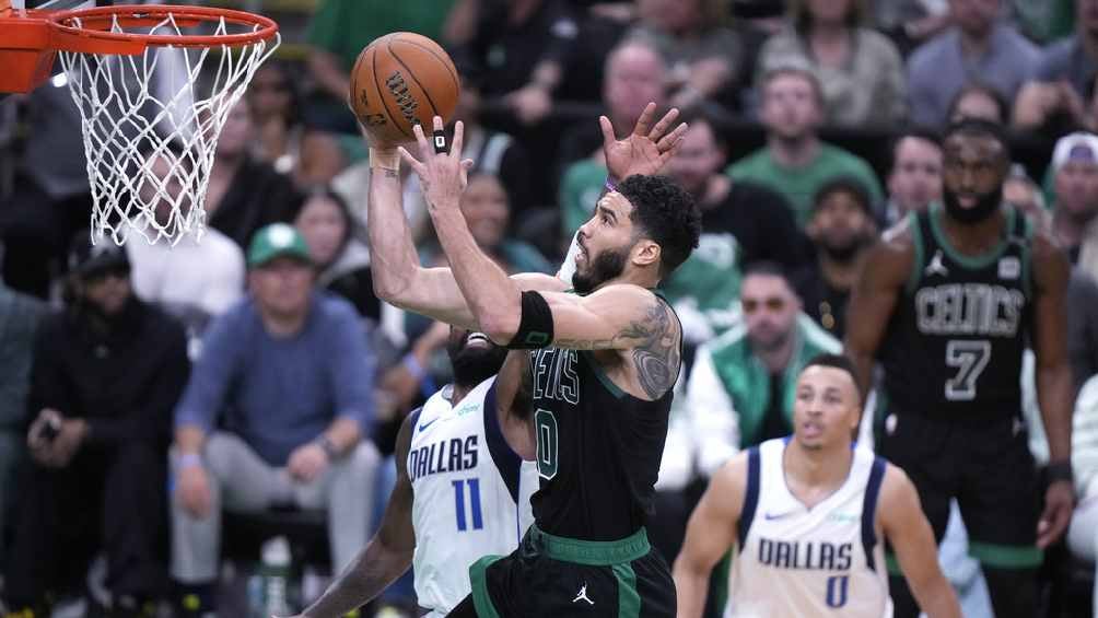 ¡Cerca del título! Celtics vencen a los Mavs 105-98 y toman ventaja de 2-0 en las Finales