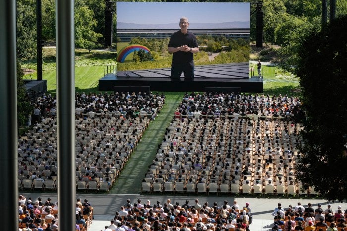 Una pantalla grande muestra al director ejecutivo de Apple, Tim Cook, durante un anuncio de nuevos productos en el campus de Apple en Cupertino, California