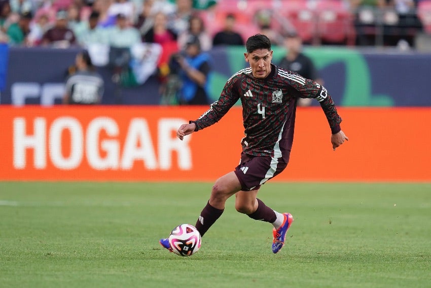 Edson Álvarez en el juego vs Brasil