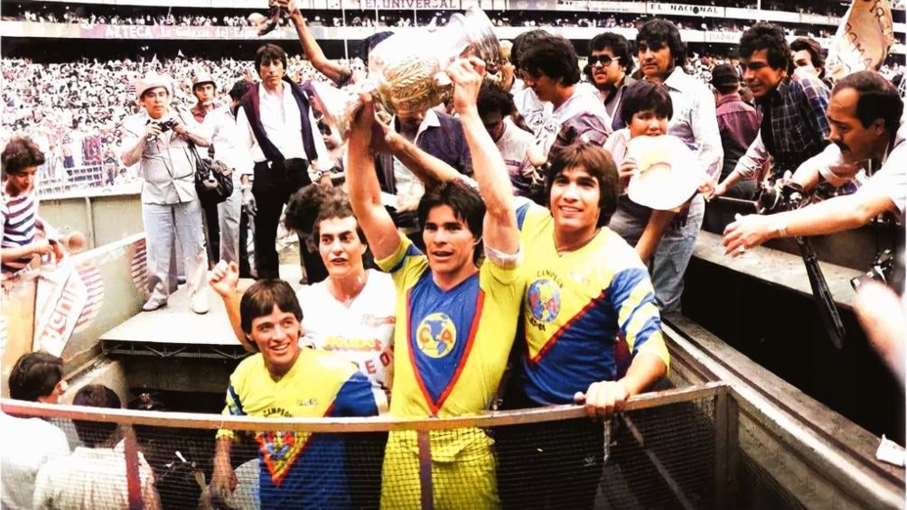 Tena levantando el título del América de la temporada 83/84