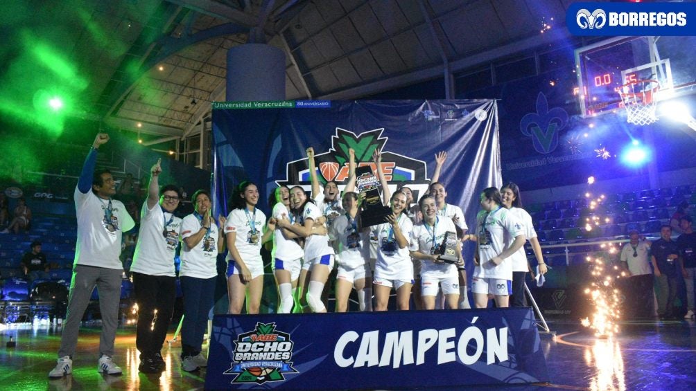 Equipo Femenil de basquetbol celebrando su campeonato