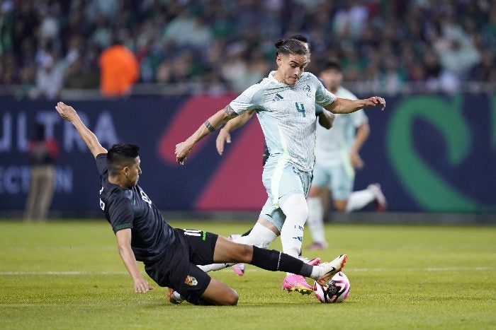 Peña pelea la pelota durante el partido frente a Bolivia